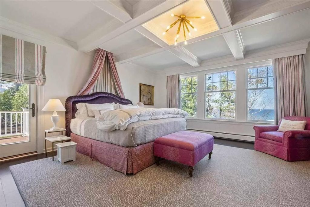 Desain Rumah Manor 9 Kamar Tidur Dengan Teras dan Kolam Renang yang Luas