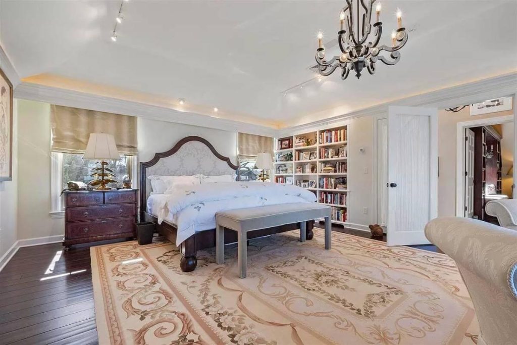 Desain Rumah Manor 9 Kamar Tidur Dengan Teras dan Kolam Renang yang Luas