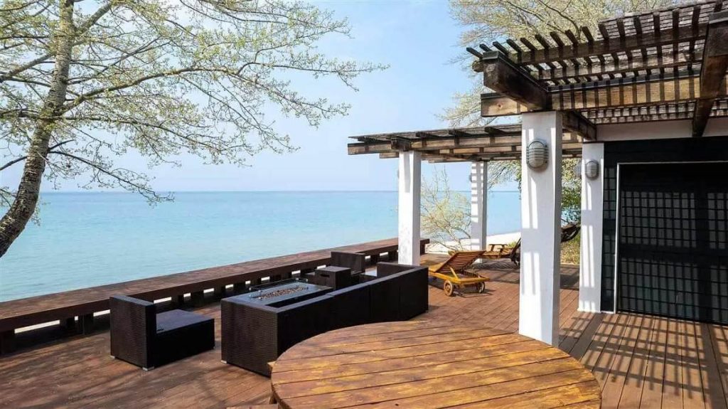 Desain Rumah Manor 9 Kamar Tidur Dengan Teras dan Kolam Renang yang Luas