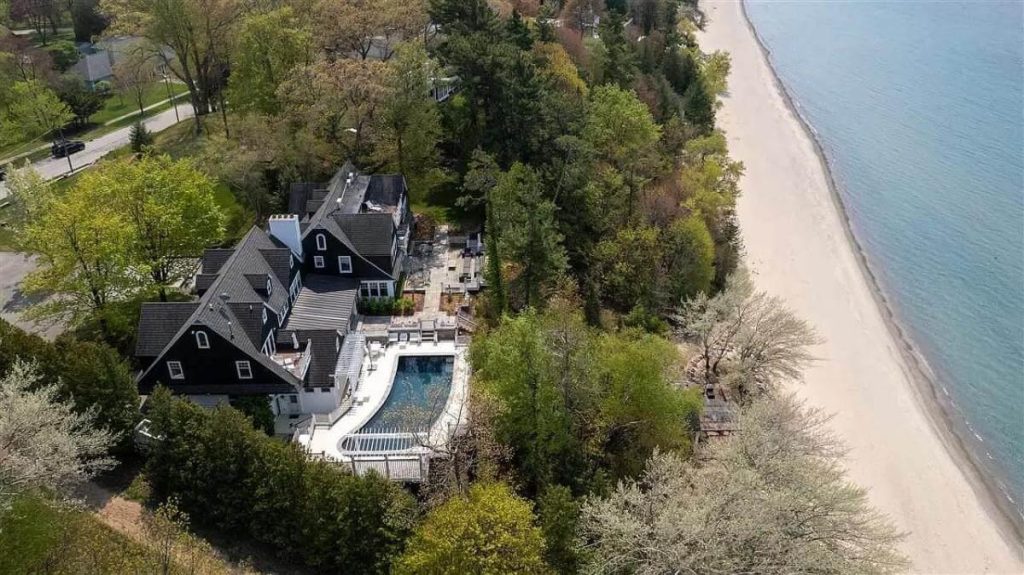 Desain Rumah Manor 9 Kamar Tidur Dengan Teras dan Kolam Renang yang Luas
