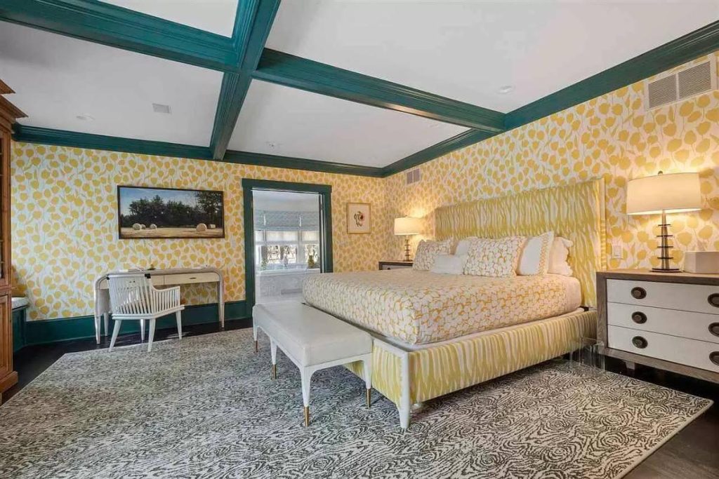 Desain Rumah Manor 9 Kamar Tidur Dengan Teras dan Kolam Renang yang Luas