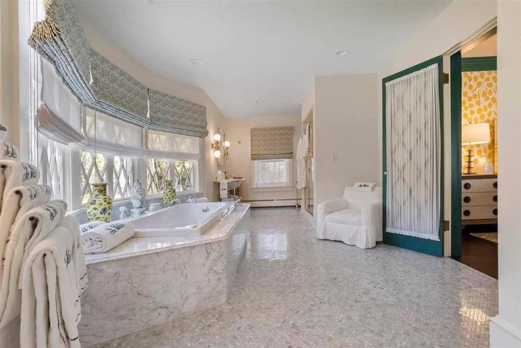 Desain Rumah Manor 9 Kamar Tidur Dengan Teras dan Kolam Renang yang Luas